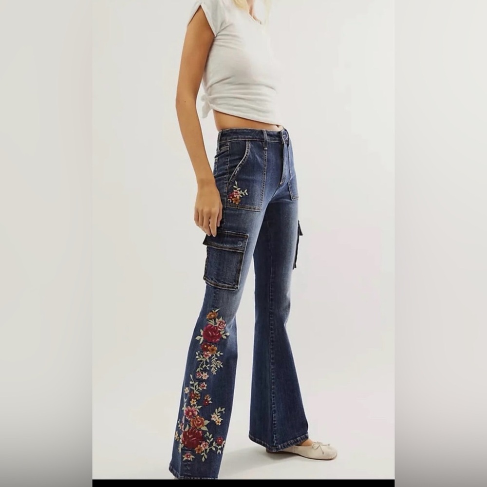 Driftwood Farrah Embroidered Flared Cargo Jeans s28 New With Tags $228